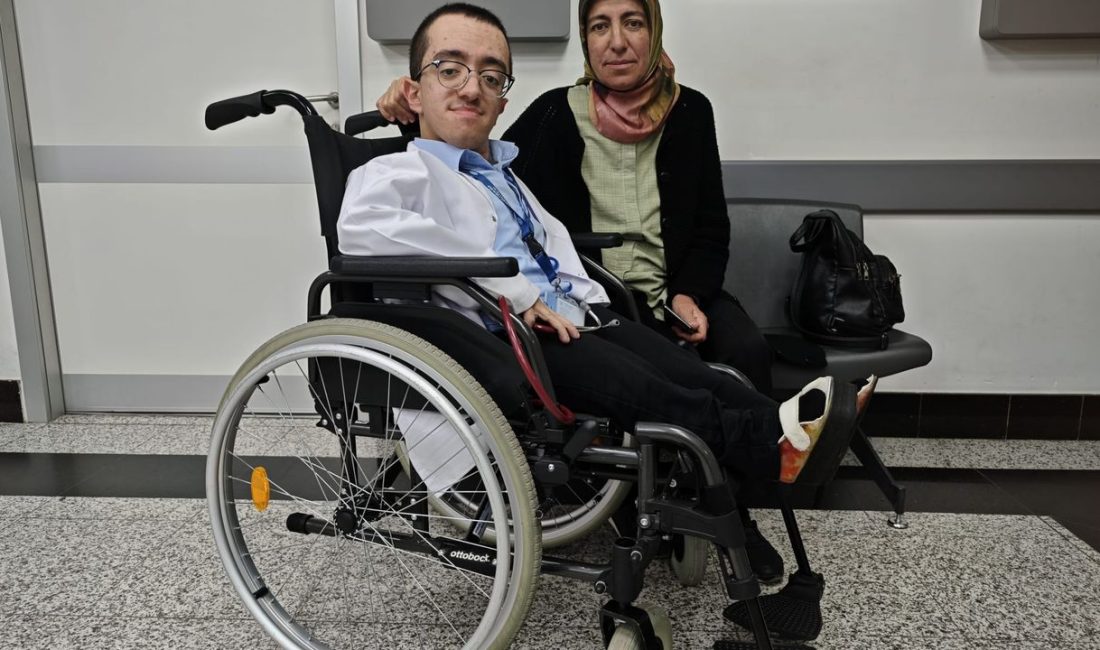 İntörn Doktor Hamza Mesut Ağır, çocukluk yıllarını geçirdiği hastane koridorlarında