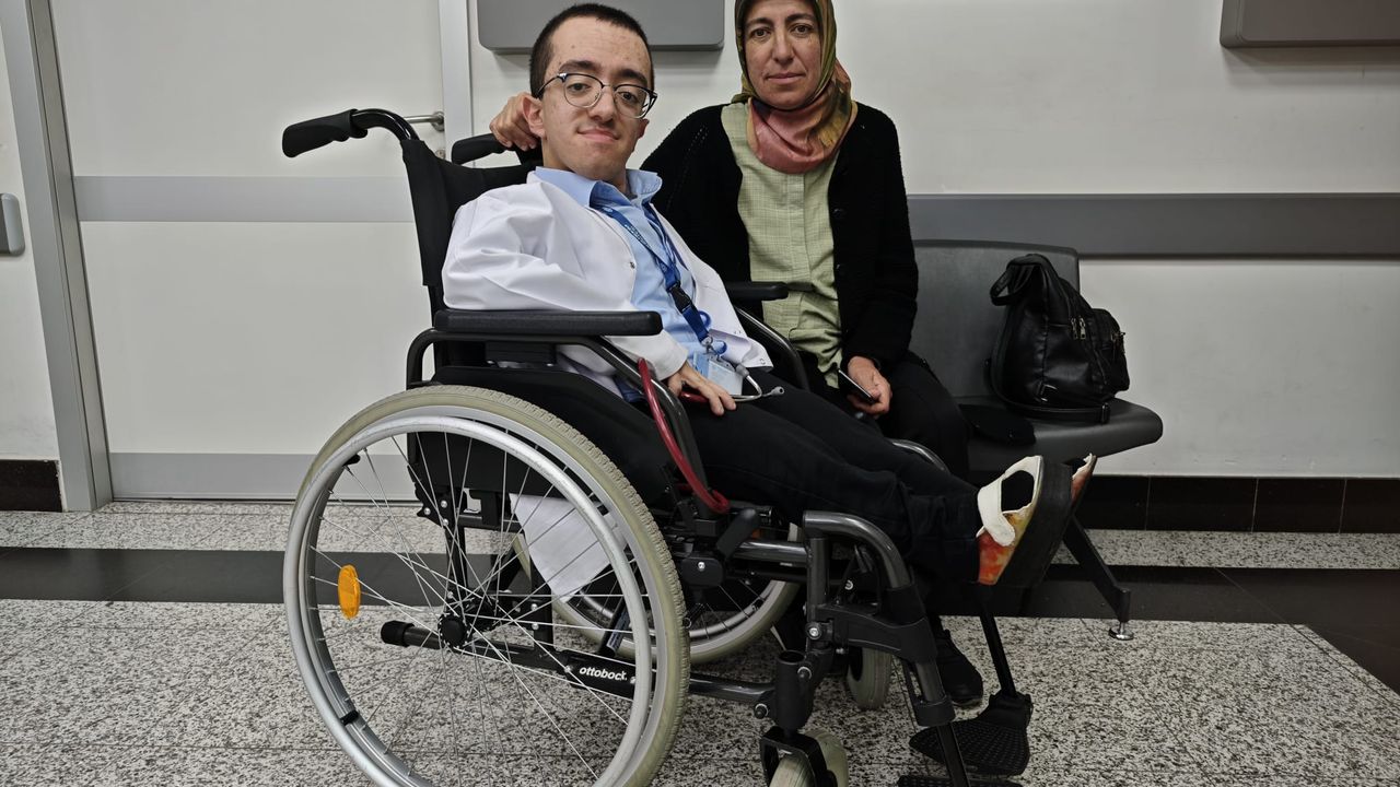 İntörn Doktor Hamza Mesut Ağır, çocukluk yıllarını geçirdiği hastane koridorlarında