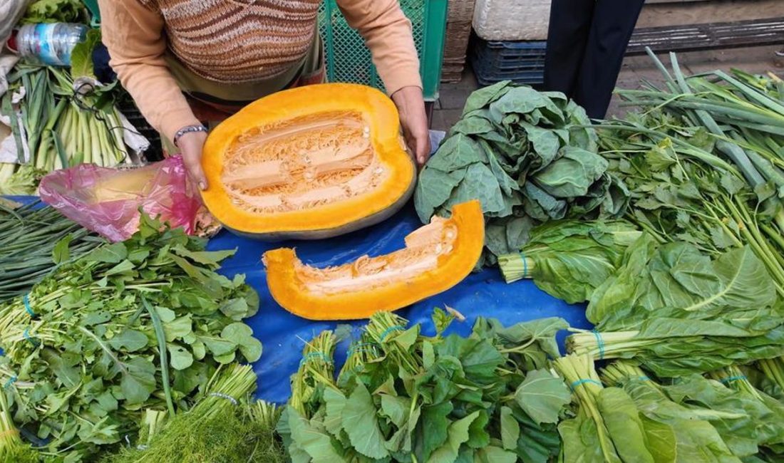 Aralık ayının gelmesiyle birlikte Aydın’ın Efeler ilçesinde kurulan Salı pazarında