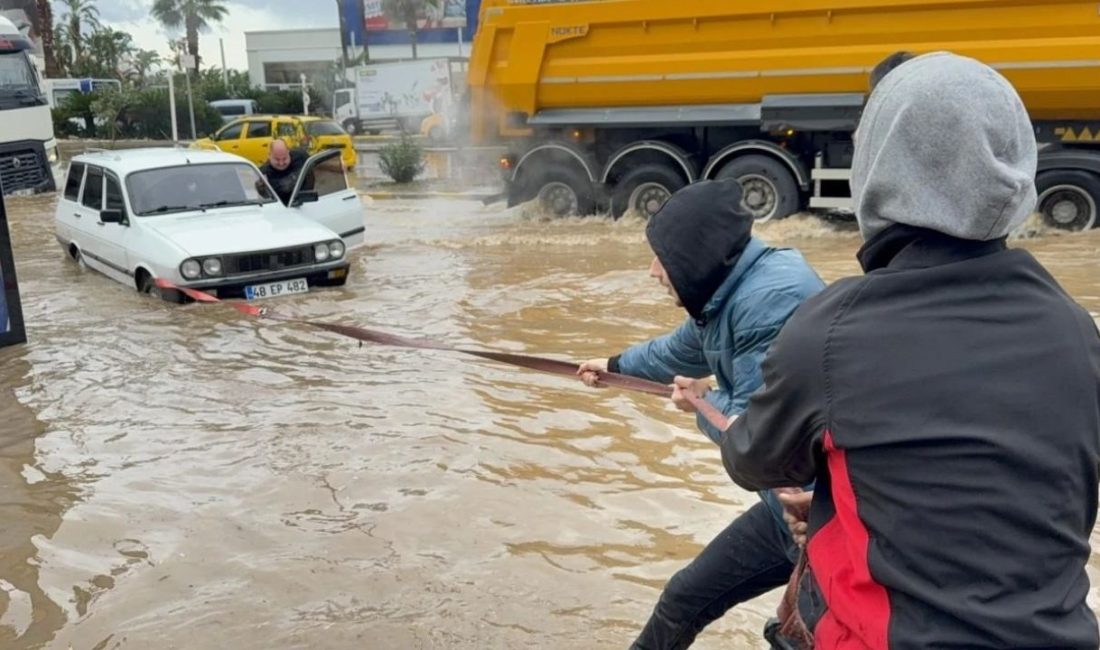 Muğla’nın Bodrum ilçesinde sabah saatlerinde başlayan kuvvetli sağanak, ilçe genelinde
