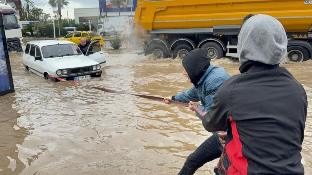 Muğla’nın Bodrum ilçesinde sabah saatlerinde başlayan kuvvetli sağanak, ilçe genelinde