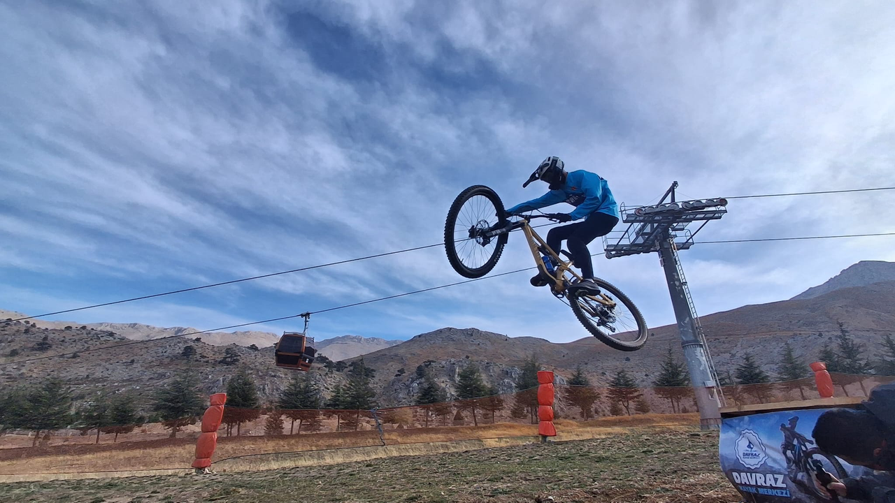 Isparta Davraz Dağı’nda hayata geçirilen yeni dağ bisikleti pistleri; köprüleri,