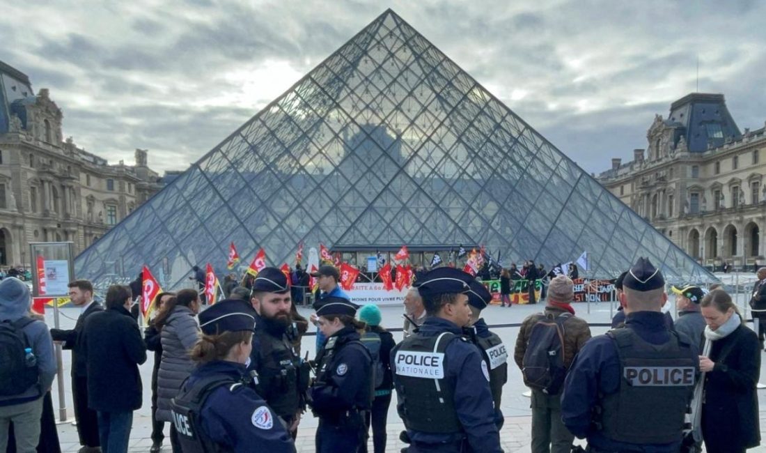 Paris’te bulunan dünyaca ünlü Louvre Müzesi, sendikaların grev kararı alması