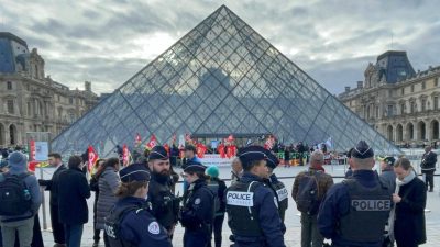 Paris’te bulunan dünyaca ünlü Louvre Müzesi, sendikaların grev kararı alması