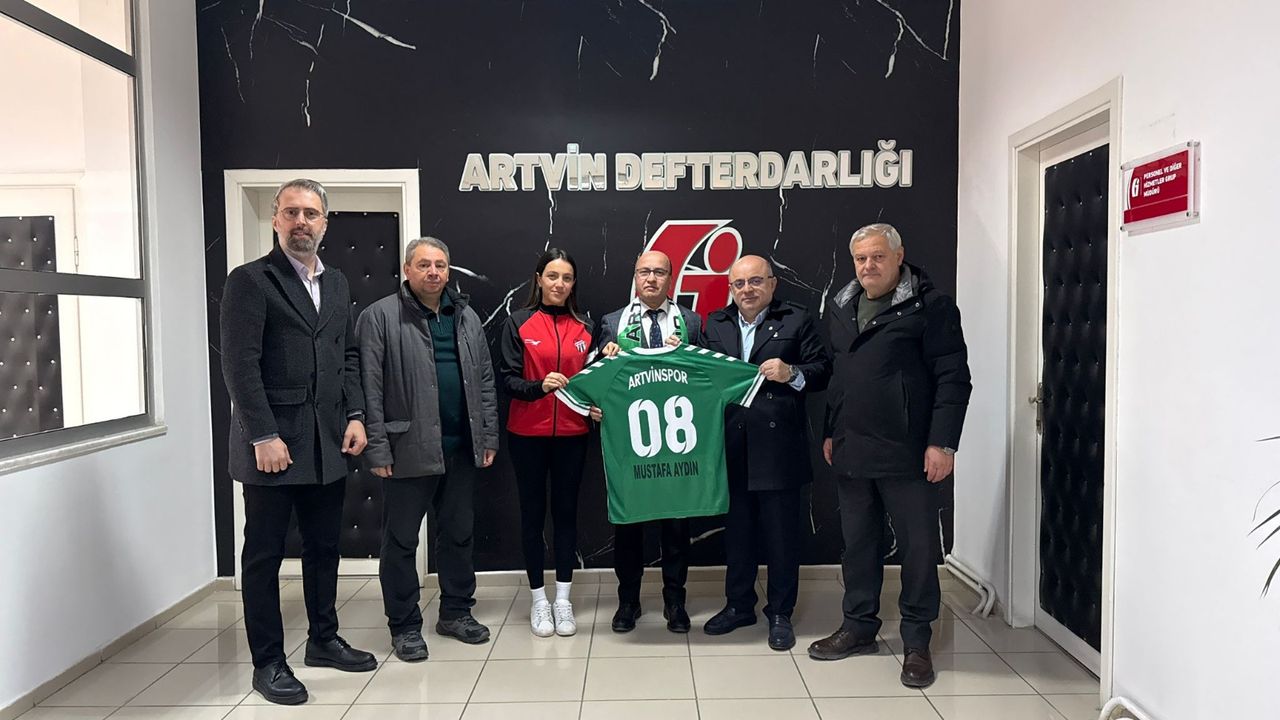 Artvin Spor Kulübü Başkanı İrfan Yıldırım ve yönetim kurulu üyeleri,